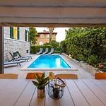 Stone Majestic W Pool - Center
