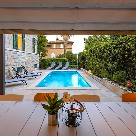 Stone Majestic W Pool - Center