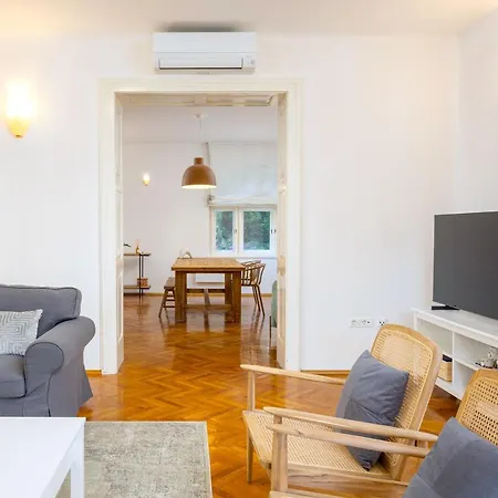 Stone Majestic W Pool - Center * Split