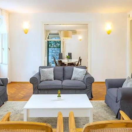 Villa Stone Majestic W Pool - Center