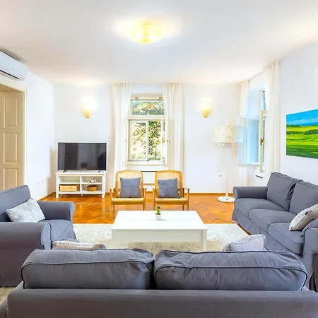 Stone Majestic W Pool - Center * Split