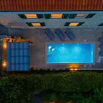 Stone Majestic W Pool - Center