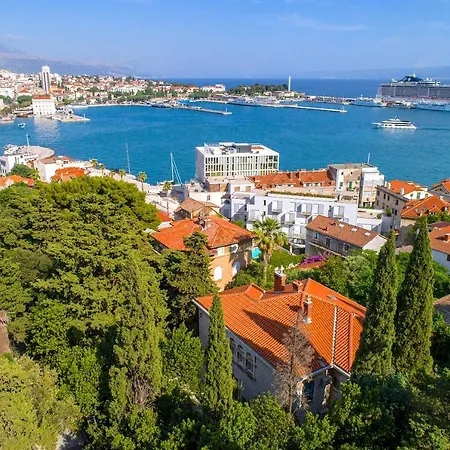 Stone Majestic W Pool - Center