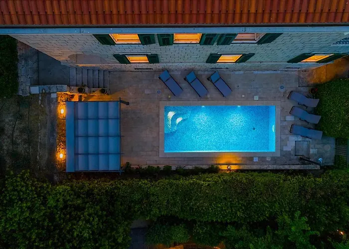 Stone Majestic W Pool - Center