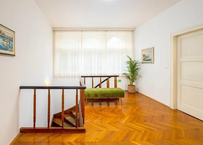 Villa Stone Majestic W Pool - Center Split