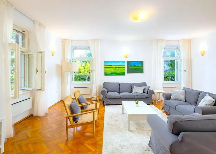 Stone Majestic W Pool - Center *