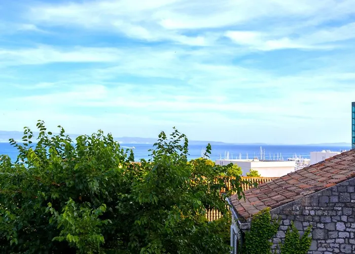 Stone Majestic W Pool - Center Split