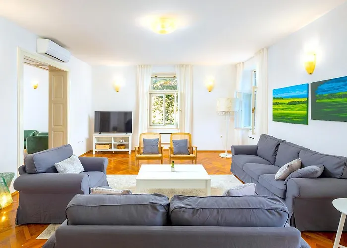 Stone Majestic W Pool - Center * Split