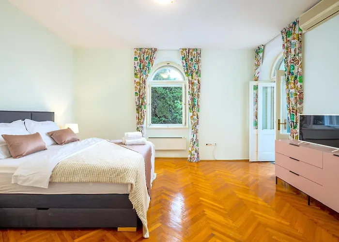 Stone Majestic W Pool - Center