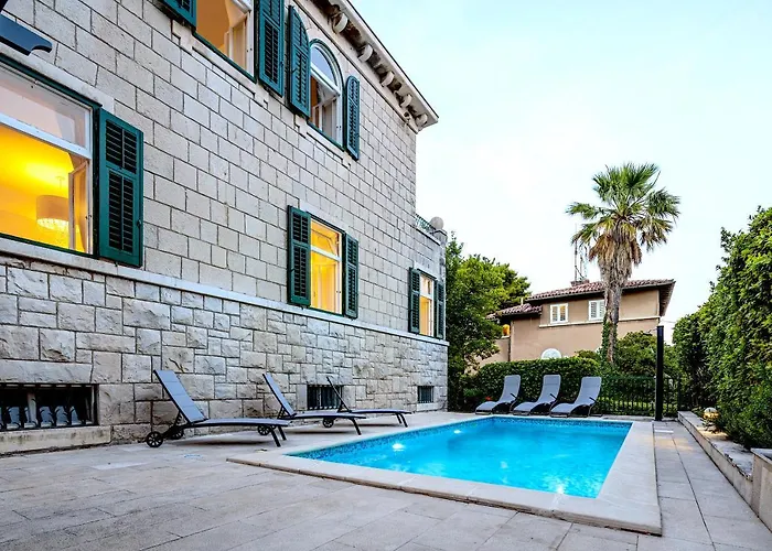 Stone Majestic W Pool - Center Split