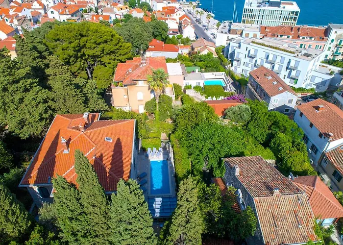 Stone Majestic W Pool - Center Split