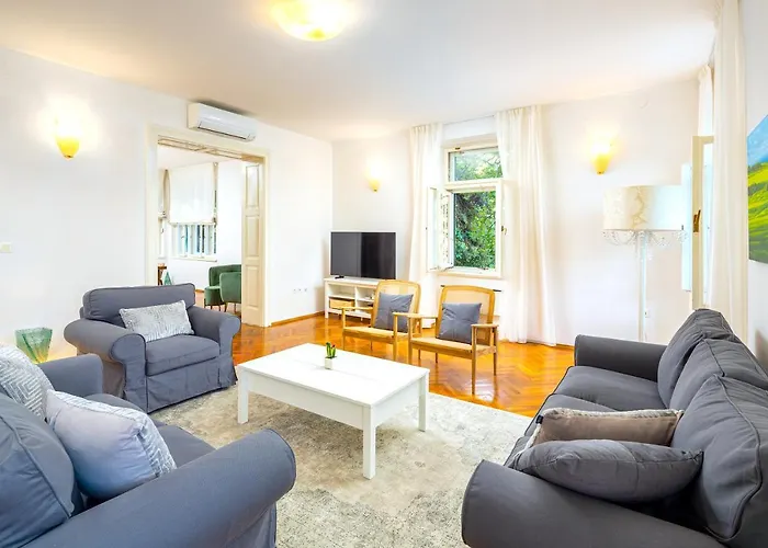 Stone Majestic W Pool - Center