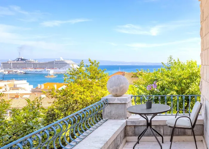 Stone Majestic W Pool - Center * Split