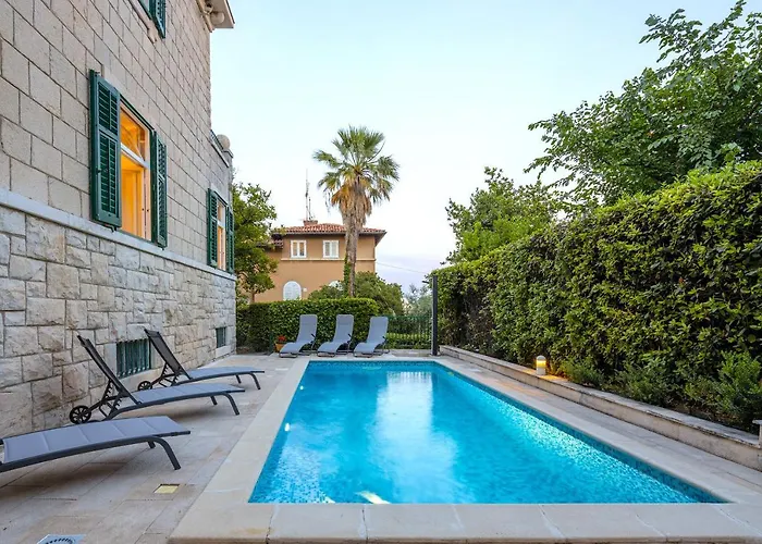 Villa Stone Majestic W Pool - Center Split