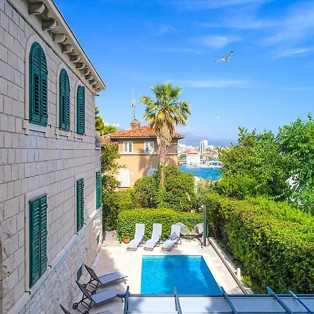 Stone Majestic W Pool - Center *