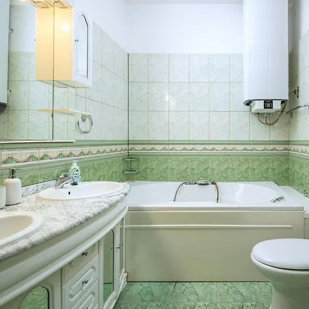 Stone Majestic W Pool - Center Split