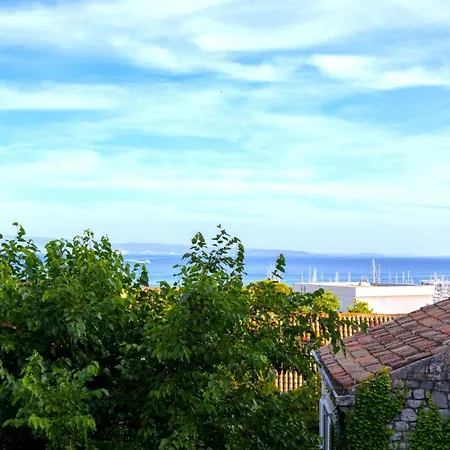 Stone Majestic W Pool - Center Split