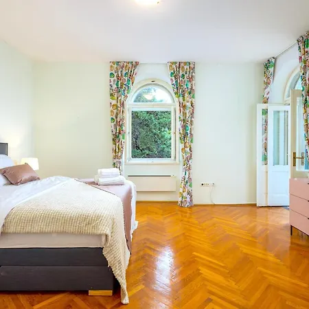 Stone Majestic W Pool - Center