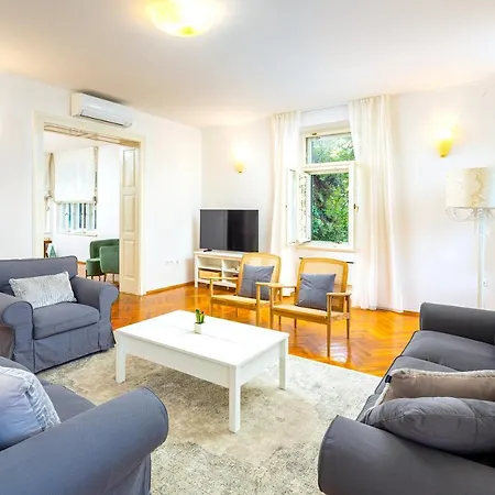 Stone Majestic W Pool - Center