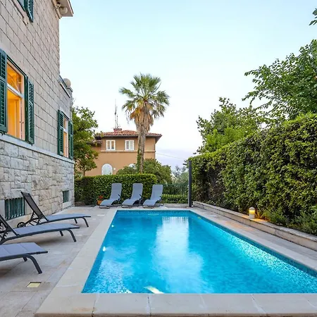 Vila Stone Majestic W Pool - Center Split